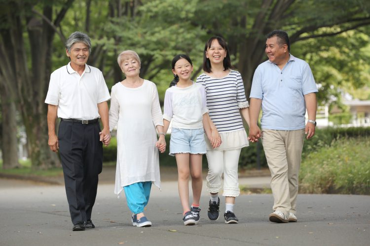 家族で歩く