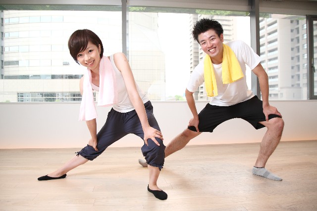 準備運動をする男女