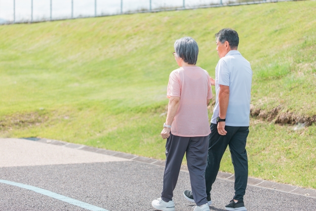 ウォーキングする老夫婦