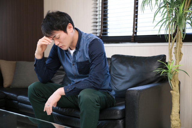 頭を抱える男性
