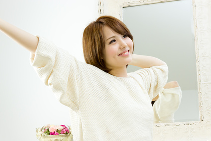 伸びをする女性