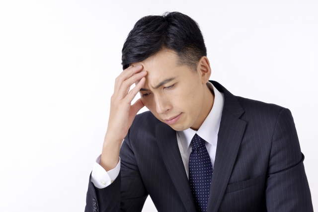 頭痛男性