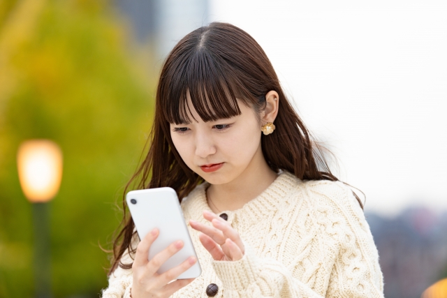 スマホを見る女性