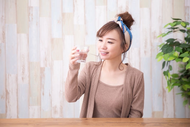 水を飲むイメージ女性