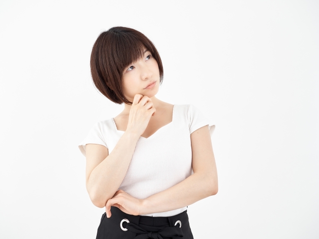 考える女性