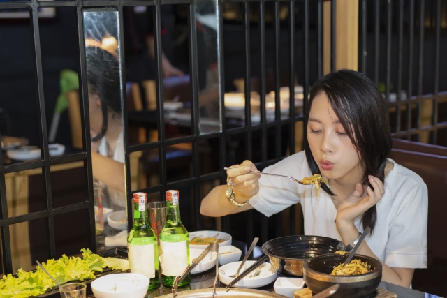食事する女性
