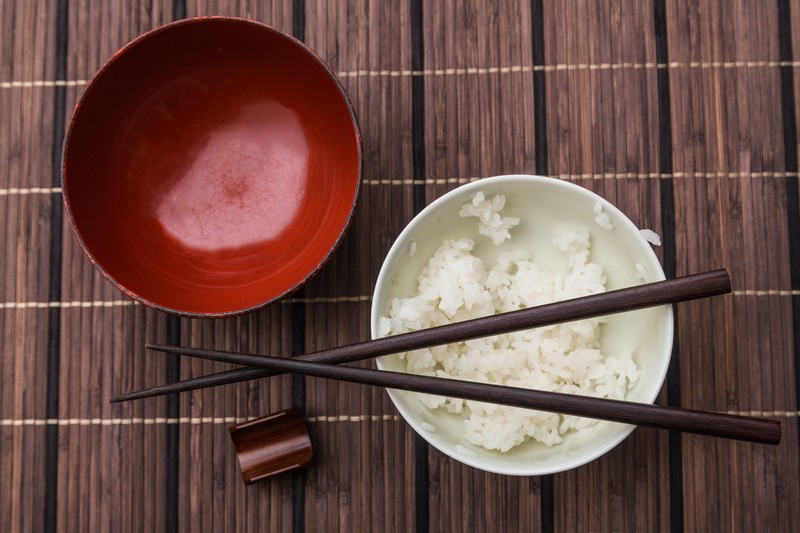 茶碗のご飯を残す