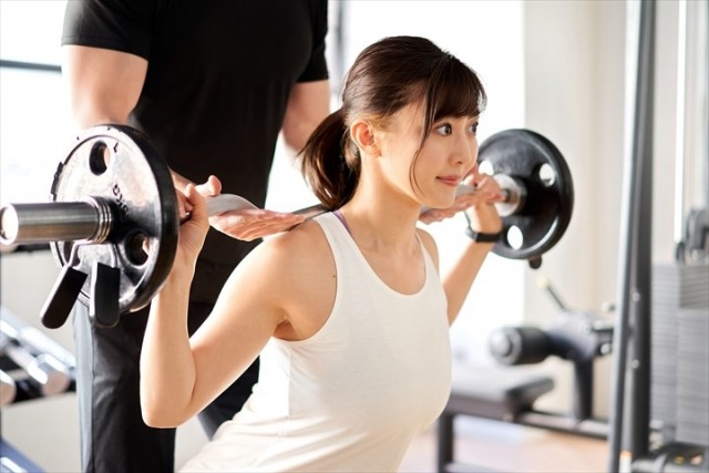 スクワットする女性