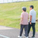 高齢夫婦歩く