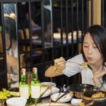 食事をする女性